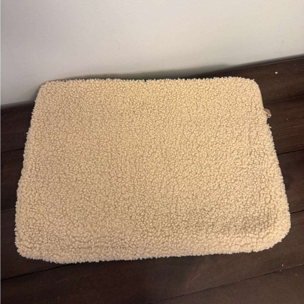 Sunnies Studios Sherpa Teddy Zip Pouch Clutch – Beige / Cream